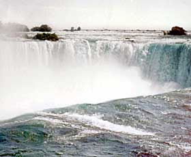 MANGE DREPT: Femten mennesker har satt utfor Horseshoe Falls. Fem av dem d�de i vannmassene.