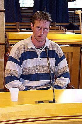  VENNEN: Rune Pedersen, som er venn av tiltaltes ektemann, avbildet i vitneboksen i Trondheim ting-rett i g�r. Der sa han at han tror vennen blir manipulert av tiltalte. Foto: Kjell-Ivar Myhr