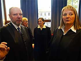 DRAPSTILTALT: Stemora er tiltalt for � ha drept sin ektemanns tre �r gamle datter. Fra venstre: Forsvarer Arve Oppdal og Venil Kathiarina Thiis. Bak aktor i saken statsadvokat Kaia Strandjord og til h�yre politiadvokat Heidi Mel�.