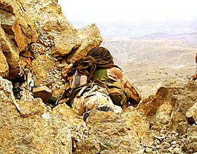  P� POST:  En soldat fra den norske spesialstyrken speider utover de afghanske fjellene. N� vil USA ha norske soldater utplassert i de s�r�stlige delene av Afghanistan, der en hevnlysten Taliban-bevegelse opererer. 