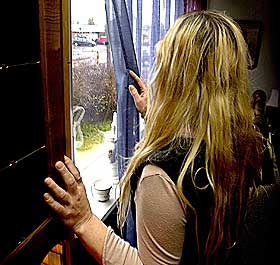  G�R IKKE UT:  14-�ringen er p� hemmelig sted, og har bare telefonisk kontakt med sin fostermor (bildet).