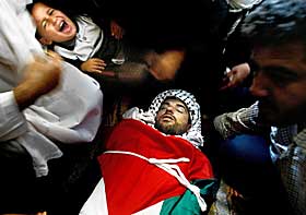  TRAUMATISK:  Palestinske barn er jevnlig i n�rkontakt med d�d, sorg og hus�deleggelser. Mange gjennomg�r traumatiske opplevelser daglig. �verst til venstre er det lillebroren til Hamas-medlemmet Samir Fouda (22) som s�rger. Fouda ble drept etter at han angrep bosettingen Netzarim i Gaza fredag. 
