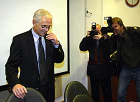 BEKLAGET: Victor D. Norman ble m�tt av rundt hundre pressefolk da han holdt pressekonferanse i dag. Han beklaget overforbruket.