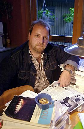  LANG KAMP:  Mike Axdal (40) har samlet en enorm dokumentasjon etter snart 14 �rs privat etterforskning av hendelsesforl�pet og eierskapet bak skandaleferja Scandinavian Star. Selv mistet han sin far og bror i branninfernoet 7. april 1990. - Jeg gleder meg til � f� plassert ansvaret der det h�rer hjemme, sier han.