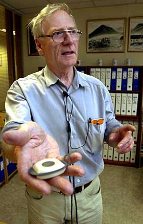 VOLDSALARMENS VOKTER: - Mennesker med voldalarm lever i stor frykt og jeg f�r derfor daglige meldinger om endringer av navn, adresser og telefonnumre, sier Duncan Howard Balcon i Falcks voldsalarmtjeneste.