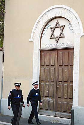 ANGREPET: Politiet i den s�rfranske byen Montpellier vokter synagogen som ble angrepet med en molotovcocktail i fjor.