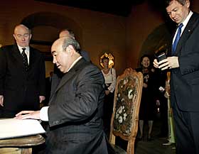 BONDEVIKS GJEST: Regjeringen ga i g�r kveld en middag for presidentparet fra Kirgistan.