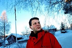  FORKYNNER: Dagfinn H�ybr�ten er aktiv i Misjonskirken p� Nesodden, b�de som forkynner, tilh�rer og st�ttespiller. Blant annet har han innredet et b�nnekapell i stabburet p� sm�bruket sitt som brukes jevnlig.
