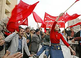 FLAGGING: Mange feirer med � flagge. Her er det det irakiske kommunistpartiet, som var ulovlig under Saddam, som er ute og jubler.