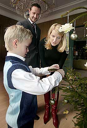 ALENE P� SKAUGUM: Kronprins Haakon, kronprinsesse Mette-Marit og s�nnen Marius feirer julaften med Mette-Marits familie p� Skaugum.