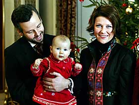 SLOTTSJUL: Prinsesse M�rtha Louise, Ari Behn og datteren Maud Angelica feirer jul med kongen og dronningen p� Slottet i morgen.