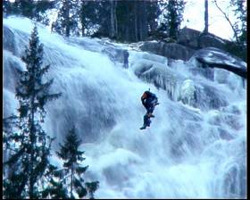  DRAMATISK: Den 30-�rige paraglideren var i en sv�rt bedr�velig forfatning da han ble hentet opp etter to timer i Rei�rsfossen i Setesdal i g�r ettermiddag. En stor isansamling p� toppen av hjelmen og nedover nakken er synlige bevis p� den kalde opplevelsen i ti minusgrader.