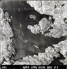 GRIMSTADFJORDEN 1941: Slagskipet «Bismarck» fotografert i Grimstadfjorden. Halvøyen midt i bildet er øya der Håkonsvern ligger i dag. Bildet er tatt 21.mai 1941, sju dager før «Bismarck» ble senket.