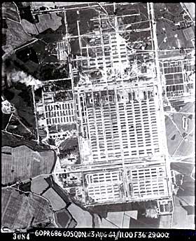 1944: Konsentrasjonsleiren Auschwitz fotografert 23. august 1944 av Royal Air Force. Røyken vi ser er fra likovnene.