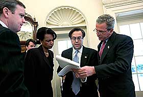 FORBEREDELSEN: Bush diskuterer State of the Union-talen med sine r�dgivere.