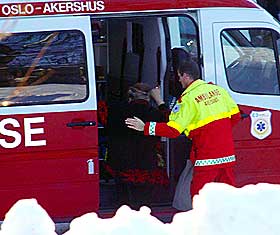 EKSPERTHJELP I BILEN: Professor Babill Stray-Pedersen ved Kvinneklinikken p� Rikshospitalet hjelpes inn i ambulansen f�r den kj�rer til Skaugum.