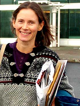 LETTET: Kari Rein forlater fengselet etter l�slatelsen onsdag.