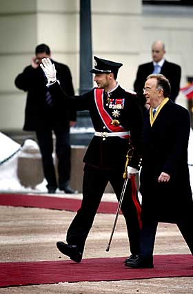  VELKOMMEN:  Kronprinsregent Haakon gj�r sin jobb som en konge. Her tar han imot Portugals president, Jorge Sampaio.