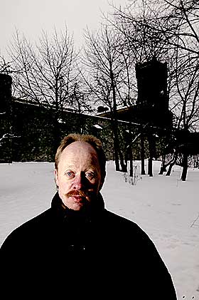 NARKO BAK MURENE. Over halvparten av fangene i Norge ruser seg p� cella. Jan Arild Ellingsen (Frp), her foran Oslo fengsel, vil ha debatt om problematikken.