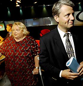  M� ADVARE:  - Sett advarsler p� pizza, brus og andre produkter som har et h�yt innhold av hvitt mel og sukker, er Marit Christensen r�d til helseminister Dagfinn H�ybr�ten n�r han n� skal slanke nordmenn.