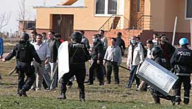 OPPT�YER: Det kom til harde oppt�yer mellom KFOR-soldatene og albanere.