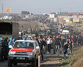 SPERRET VEIEN: Soldatene fra KFOR-styrkene pr�ve � f� kontroll over situasjonen rett utenfor Caglavica, etter at albanske demonstranter blokkerte veien til Makedonia.