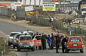 SPERRET: Veien mellom Pristina-Skopje ble sperret for � hindre ytterligere oppt�yer.
