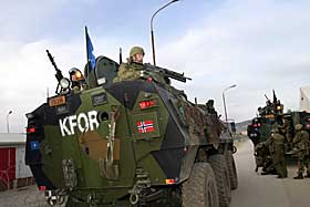 PANSERKJ�RET�YER: Pansrede sisu-vogner st�r i beredskap for helgen.