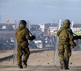 UROLIG: Flere norske soldate fikk lettere skader i sammenst�t med demonstranter i uka som gikk. Torsdag skj�t og drepte en norsk soldat en albansk demonstrant i n�dverge.