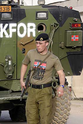 OLA SOLDAT: Rundt 400 norske soldater befinner seg i Kosovo.