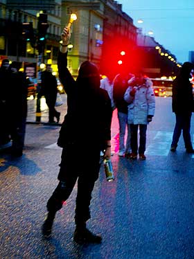 GATESLAG: Det kom til regelrett gateslag da 500 anti-israelske  demonstranter angrep politi i Stockholm.