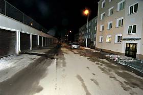  �STEDET: 26-�ringen skal ha tvunget seg inn i kvinnens leilighet i blokka til h�yre p� �stkanten i Oslo. Da kvinnen kom ut, skal han ha sl�tt henne i ansiktet og kj�rt kneet i magen hennes. If�lge vitner kj�rte han ned i enden av veien, snudde og fors�kte � kj�re ned kvinnen i h�y fart p� vei ut av boligomr�det.
