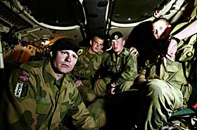  I F�RSTE LINJE: De norske soldatene Andreas H�land (f.v.), Jon Slettetvet, Christopher B�rvald og Tommy Kokvold sto alle i f�rste linje da KFOR slo ned oppt�yene i forrige uke.