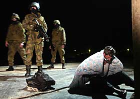  20 NORSKE SKADET:  Norske soldater vokter en kosovoalbansk arrestant i Obilic under oppt�yene i Kosovo i forrige uke. 20 norske soldater ble skadet i oppt�yene.