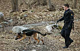  HUNDEKRANGEL:  Politiet i Follo brukte b�de politihund og helikopter i jakten p� den krakilske kamphundeieren som skal ha truet kvinner og barn.