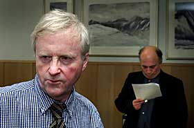  I RETTEN: Advokat Tor Erling Staff (t.v.) og den n� etterlyste presten Ola K�re Bj�rneset under rettssaken mot Bj�rneset i september i 2000. Bj�rneset har hele tida bedyret at han er uskyldig, men ble d�mt - og skulle begynne soningen i oktober i fjor.
