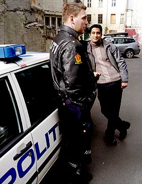 M�TE MED POLITIET: Omar syntes det var spennende � m�te polititjenestemenn p� jobb. Foto: LARS EIVIND BONES