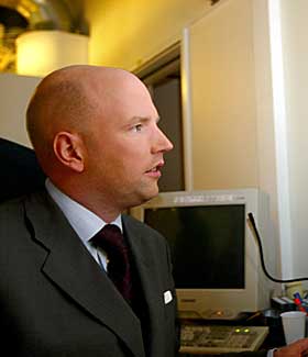  SV�RT KRENKET: - Mulla Krekar og hans familie har tatt denne saken tungt. De f�ler seg sv�rt krenket, sier mulla Krekars advokat, Brynjar Meling. Han s� TV-opptaket i g�r kveld.