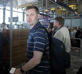 INITIATIVTAKER I: Tidligere SV-leder Erik Solheim tok f�r jul i fjor initiativ til � danne et utenrikspolitisk forum sammen med den tidligere statssekret�ren for Ap, Espen Barth Eide. Fredsmekler Solheim dro i g�r igjen til Sri Lanka for nye samtaler med partene. Foto: Tor Arne Dalsnes