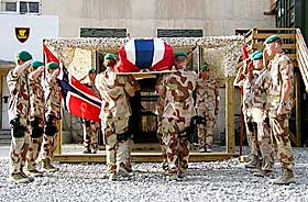 HEDRET:  Den drepte soldaten, Tommy R�dningsby (29) fra Skreia p� �stre Toten, ble i g�r hedret av sine kolleger i Camp Invictia i Afghanistan.