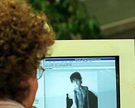 STORSTILT RAZZIA: Alle landets politidistrikter var med p� �Operasjon Enea�, som rettet seg mot personer som besitter barneporno. Aksjoner ble gjennomf�rt parallelt i Sverige, Finland og Danmark.