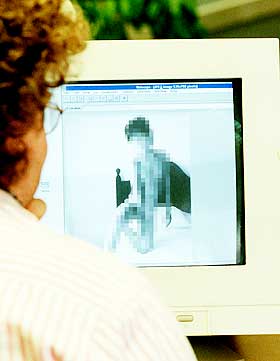 �OPERASJON ENEA�: I tidenes st�rste sksjon mot barneporno i Norge ble det foretatt ransakinger p� 184 steder, og gjort 175 beslag. I forkant hadde norsk politi jobbet tett sammen med kolleger i de andre nordiske landene. Kripos leder den norske delen av aksjonen.