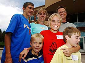 b> FAMILIEVERDIER: - Jonathan, Wendy, John, Ashley, John og Joshua Wyatt fra Palm Springs har lagt ferien innom senteret Focus on the Family i Colorado Springs. - For oss er tro og verdier viktig, og da er George W. Bush den rette presidenten. Det tror jeg folk flest ogs� mener, sier John Wyatt.