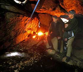  SPENNENDE: Johannes Vik Seljebotn har med seg bonde Arne Fykse og s�nnen Ola Fykse for � se solstr�len som �penbarer seg p� bakken i grotta presis klokka 12.00. Ved solnedgang kommer ogs� en solstr�le til inn i grotta. Vik Seljebotn antar at stedet var brukt av mennesker for 1500- 2000 �r siden.