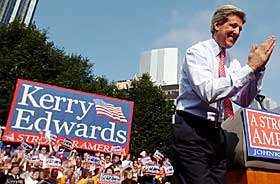  HEMMELIG:  Presidentkandidat John Kerrys valg av John Edwards som visepresidentkandidat var s� hemmelig at selv ikke Edwards fikk vite det tidsnok til � komme til Pittsburgh, der valget ble annonsert.