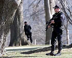 BEREDT: Secret Service tar oppstilling rundt Det hvite hus n�r terrorfaren truer. Bildet er fra 2001.
