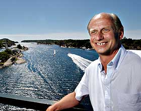 SELGER TIL FIFFEN: Tore Solberg selger eiendommer i Røssesundet.