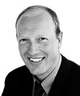 P� VEI TIL OSLO: Advokat Knut Helge Hurum har representert 41-�ringen i retten flere ganger, men kunne ikke rekke fram til dagens planlagte avh�r.