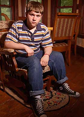 F�R SKILLES FRA FAR: Patrick Holland (14) ba om rettsvesenets hjelp for � kutte b�ndene til sin biologiske far, som soner en livstidsdom et fengsel i Massachussetts for drapet p� sin fraseparerte kone - Patricks mor. Men n� har faren inng�tt forlik for � unng� rettssak, og kutter alle b�nd til s�nnen.