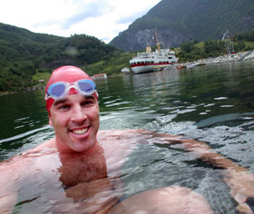 SLITEN:  Han var sliten men stolt, Lewis Gordon Pugh, da han endelig satte verdensrekord i sv�mming ved utl�pet av  Sognefjorden i dag.